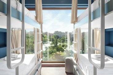 هاستل Zeus Is Loose