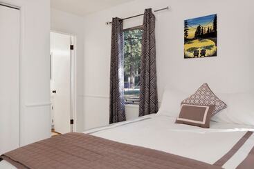 בית מלון כפרי The Cottage #2153