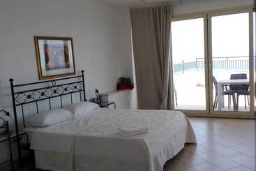 La Nave Sul Mare Di Taormina B&b