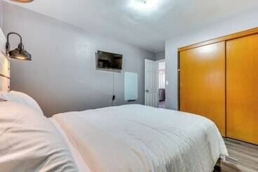 קוטג'' Newly Remodeled Home In Storm Lake W/ Private Yard