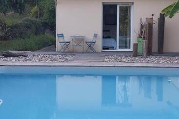 צימר Cocon De Verdure Avec Piscine Chambre Lit King Size 2m