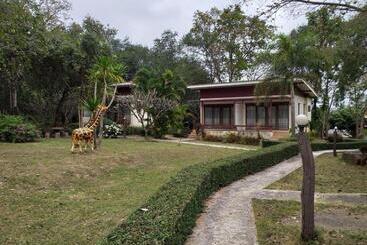 בית מלון כפרי Raisubsomboon Resort