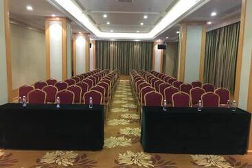 Vienna Hotel Guangdong Shaoguan Renhua Danxiashan County Center