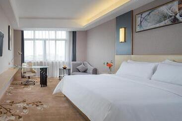 Vienna Hotel Guangdong Zhongshan Xiaolan High Speed Railway Station