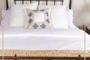 פנסיון Melissothea Stone Suites