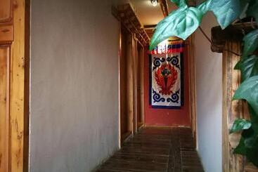 مبيت وإفطار Courtyard Shangri La 藏舍小院