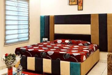 בית מלון כפרי Desire Suits