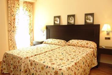 هتل Hostal Plaza
