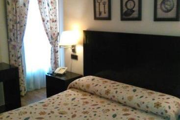 هتل Hostal Plaza