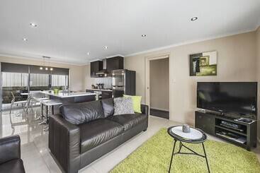 آپارتمان‌های توریست‌ها Megan Court Apartments