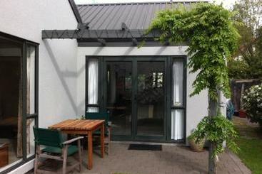 Garden Bed And Breakfast