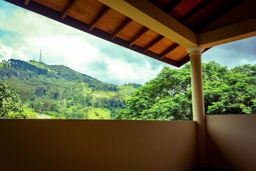 Отель Sri Kandyan Bungalow