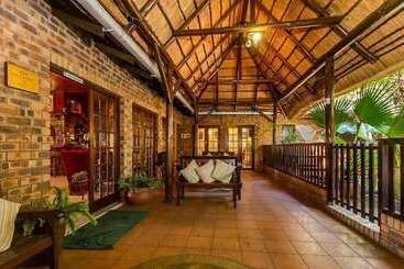 تختخواب و صبحانه La Mer Lodge