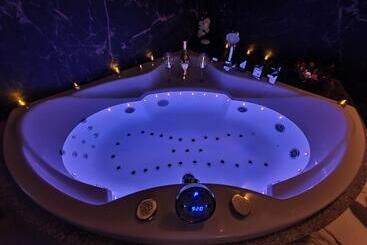 Отель Apartament Z Jacuzzi Kraków Rynek