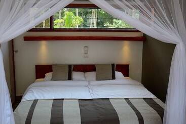 Отель Green Hills Of Africa