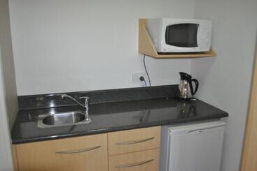 בית מלון כפרי In Town Motor Inn