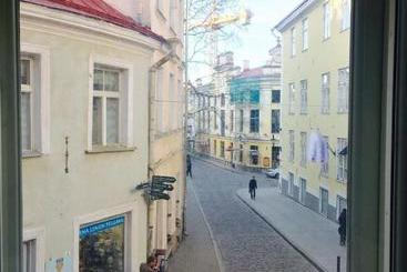 بنسيون Tallinn Apartments & Rooms  Old Town