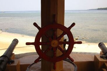 تختخواب و صبحانه Larantuka Beach Apartments