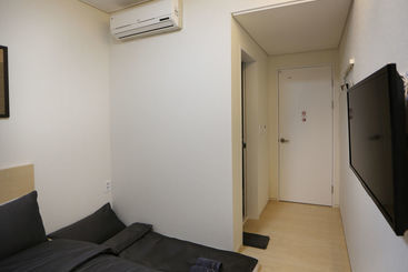 Runway Guesthouse  Hostel