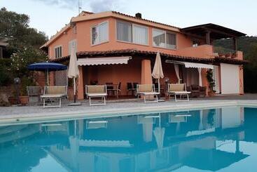 تختخواب و صبحانه Li Muntigeddi