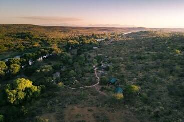 בית מלון כפרי Baluleni Safari Lodge
