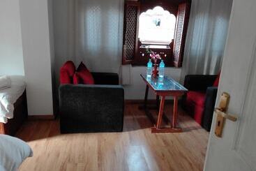 هتل Sunny Guest House And Cafe