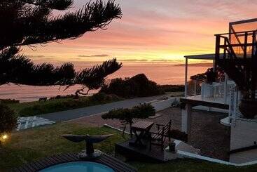 پانسیون Whales Way Ocean Retreat