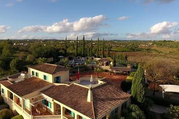 تختخواب و صبحانه Quinta Soria Moria