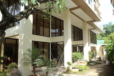 בית מלון כפרי Anahaw Studio Suites