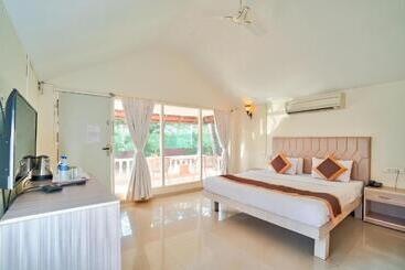 کلبه Morjim Holiday Beach Resort