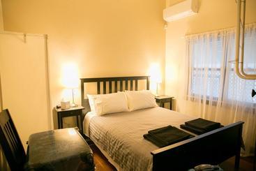 تختخواب و صبحانه Character & Charm In The Heart Of The City