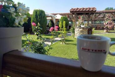 בית מלון כפרי Sharkov Family