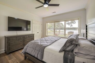 بيت ريفى Beautiful Lake Sinclair Retreat W/ Dock & Deck!