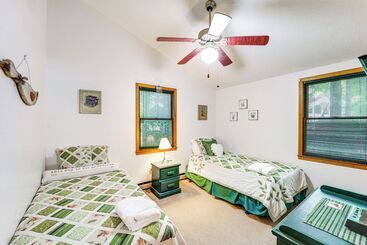 コテージ On Site Lake & Pool Access: Cabin In Newland!