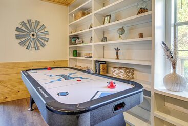 Family Sevierville Cottage W/ Game Room & Hot Tub!