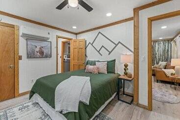 بيت ريفى Stylish Cabin W/ Hot Tub, Games & More!