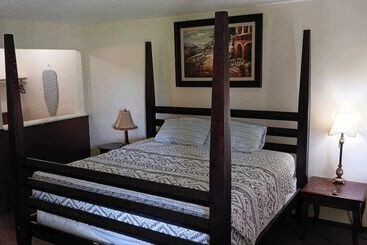 Отель Indian Creek Lodge