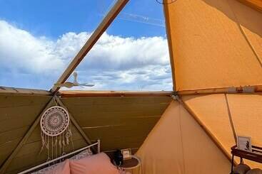 בית מלון כפרי Raptor Ranch Glamping