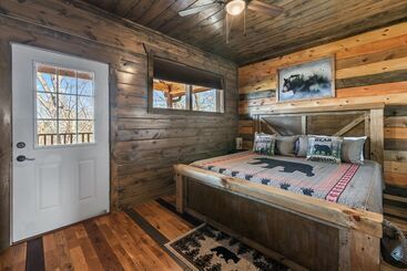 بيت ريفى Mountain Retreat W/ Hot Tub & Games! Sleeps 10!