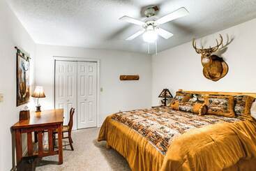 קוטג'' Lakefront Kuttawa Cabin W/ Private Dock & Hot Tub!