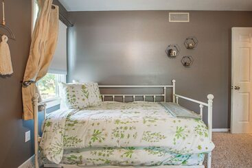 Сельский дом Oshkosh Canal Front Home W/ Sunroom & Watercraft!