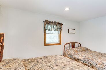 بيت ريفى Pennsylvania Cabin Hideaway: Hot Tub & Deck!