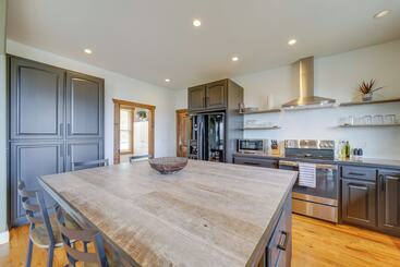 별장 Pisgah Forest Home W/ Large Deck & Mountain Views!