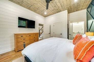 بيت ريفى Riverfront Broken Bow Cabin W/ Private Hot Tub!