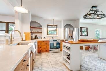 별장 Large Austin Home W/ Lake Travis Views & Fire Pit