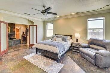 별장 Spacious Delhi Home W/ Fireplaces, Patio & Grill!