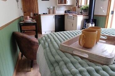 קוטג'' The Botanist   Luxury Cabin With Hot Tub Near York