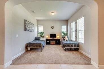 茅舍 Beautiful Bakersfield Home ~ 8 Mi To Downtown!