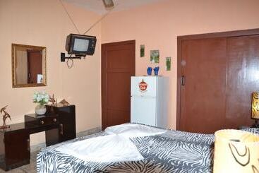 تختخواب و صبحانه Hostal Mary & Rafe