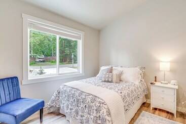 بيت ريفى Freeland Retreat   Deck, Fire Pit & Beach Access!